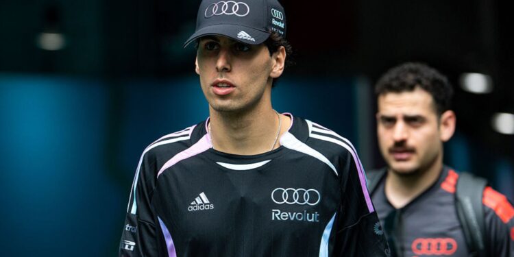 Gabriel Bortoleto com uniforme da Audi