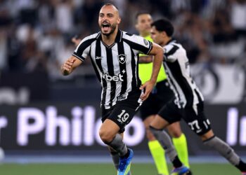 Arthur Cabral Atacante decide com três gols e conduz vitória alvinegra por 3 a 1 em duelo movimentado pela 16ª rodada do Brasileirão 2026