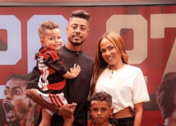 Bruno Henrique ao lado da família após renovação com o Flamengo