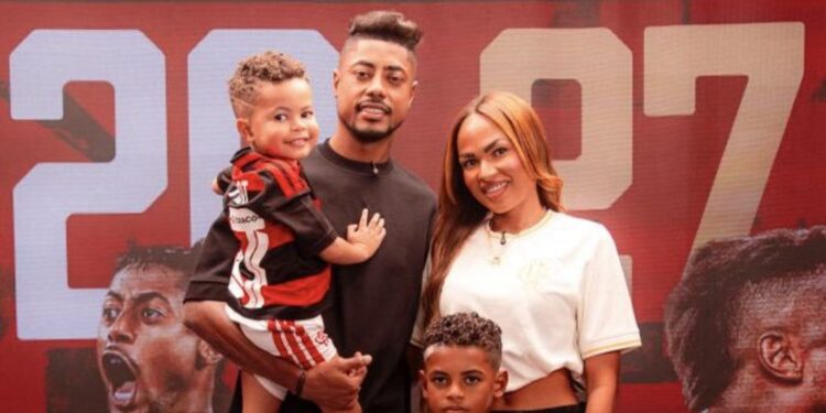 Bruno Henrique ao lado da família após renovação com o Flamengo