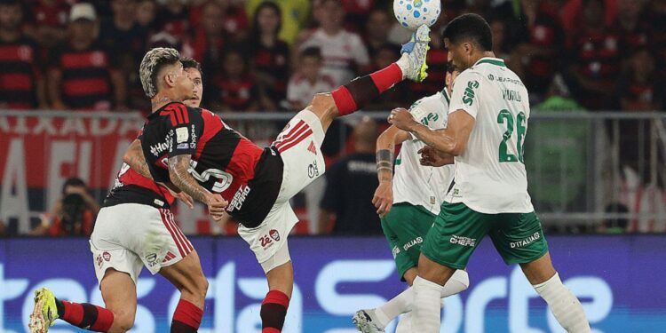 Lance que gerou a expulsão de Carrascal