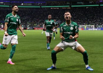 Jogadores do Palmeiras comemorando contra o Junior
