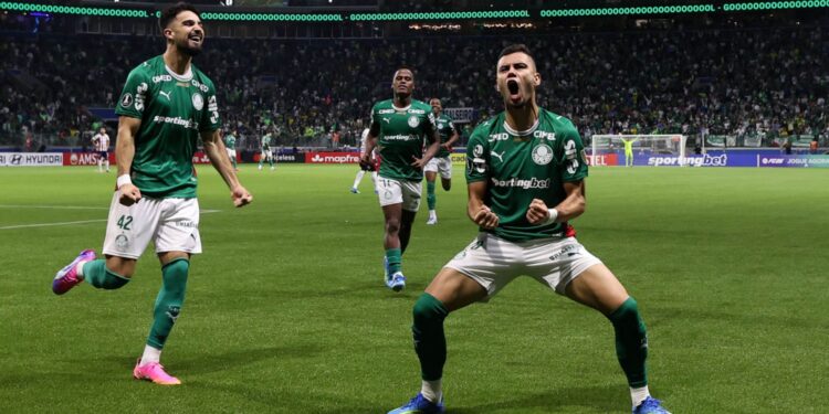 Jogadores do Palmeiras comemorando contra o Junior
