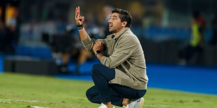 Conmebol abriu um processo contra Abel Ferreira por mostrar dedo do meio para Flaco López