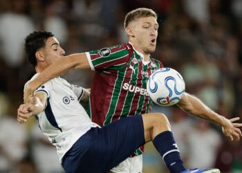 Rodrigo Castillo disputando bola com Bottari em jogo no Rio de Janeiro