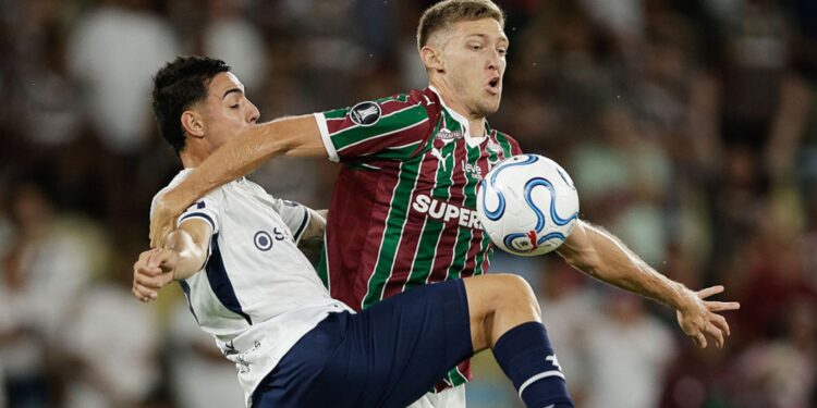 Rodrigo Castillo disputando bola com Bottari em jogo no Rio de Janeiro