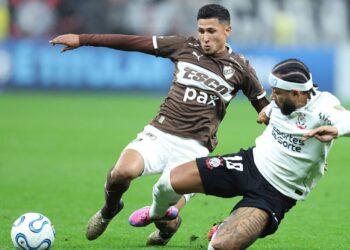 Lance do jogo entre Corinthians e Platense