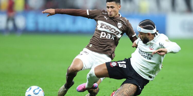 Lance do jogo entre Corinthians e Platense