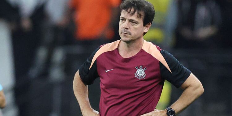 Fernando Diniz durante jogo do Corinthians