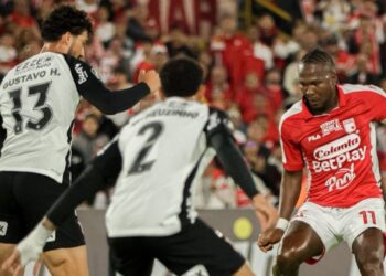 Lance do jogo entre Santa Fe e Corinthians