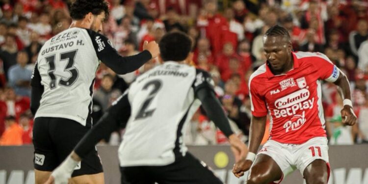 Lance do jogo entre Santa Fe e Corinthians