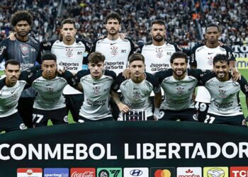 Jogadores do Corinthians antes de jogo na Libertadores