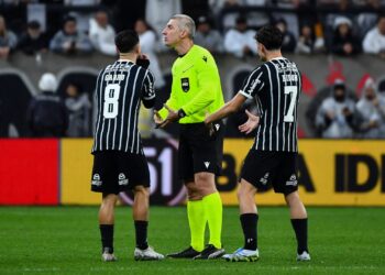 Bobadilla foi acusado de fazer um gesto obsceno
