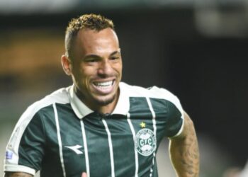 Breno Lopes comemorando gol do Coritiba