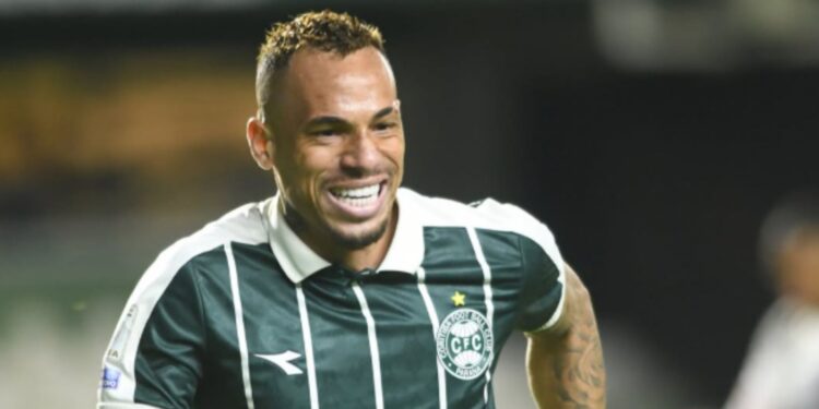 Breno Lopes comemorando gol do Coritiba