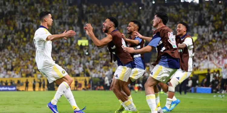 Cristiano Ronaldo marca duas vezes, Al-Nassr goleia e conquista o Campeonato Saudita