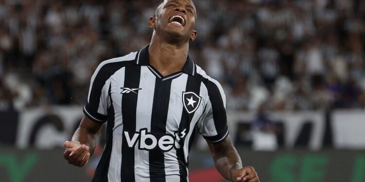 O volante Danilo foi cortado da partida pouco antes da bola rolar no Estádio Nilton Santos, o camisa 8 foi desconvocado por “motivos pessoais”