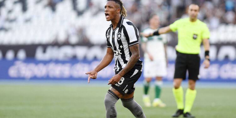 Danilo é afastado pelo Botafogo após tensão nos bastidores