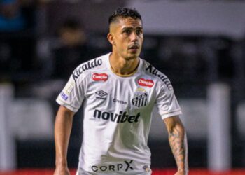 Igor Vinícius em jogo do Santos