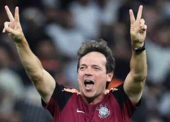 Fernando Diniz comemora vitória do Corinthians na Libertadores