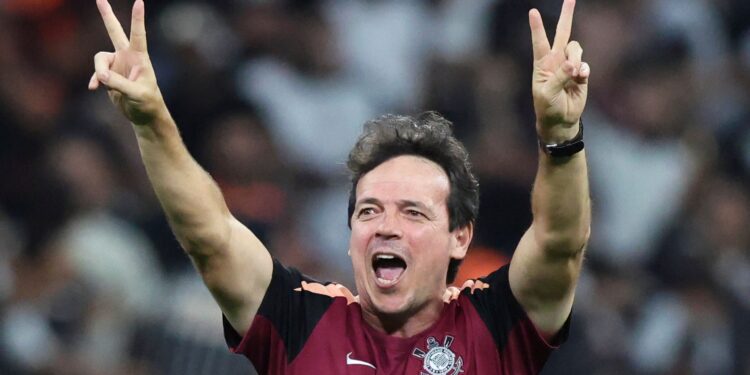 Fernando Diniz comemora vitória do Corinthians na Libertadores