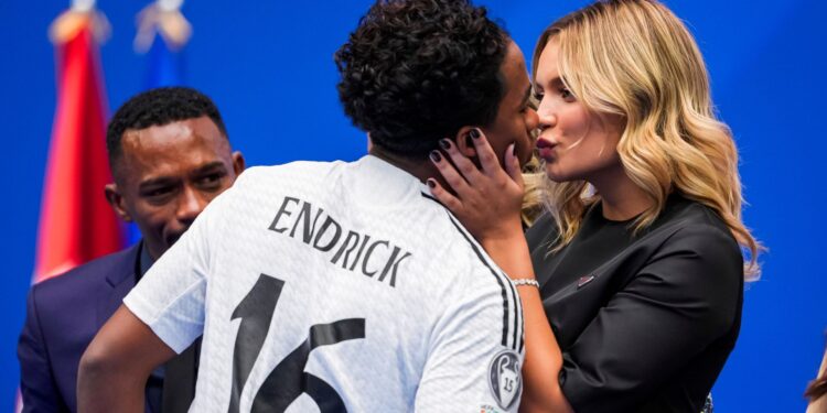 O futuro de Endrick voltou a ser assunto dentro e fora dos campos. Mesmo em alta no Lyon, o atacante brasileiro evitou qualquer definição sobre os próximos passos da carreira e chamou atenção ao envolver a esposa, Gabriely Miranda na decisão.