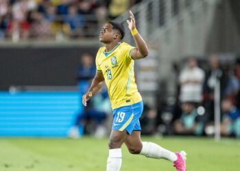 Endrick entrando em jogo da Seleção Brasileira