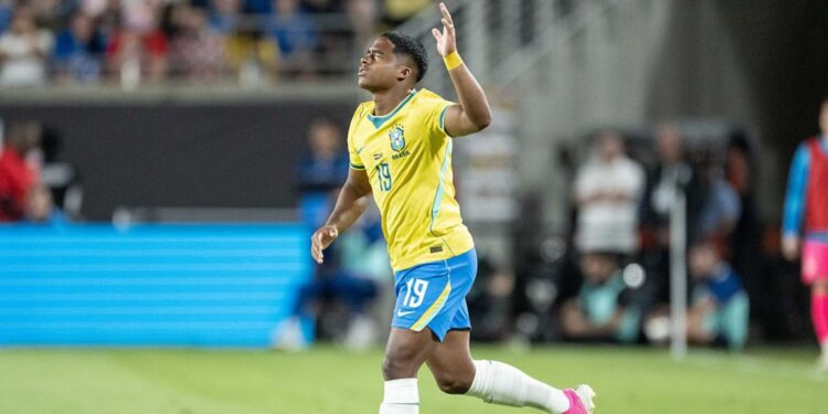 Endrick entrando em jogo da Seleção Brasileira