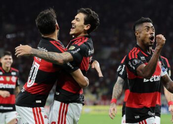 Jogadores do Flamengo comemorando gol