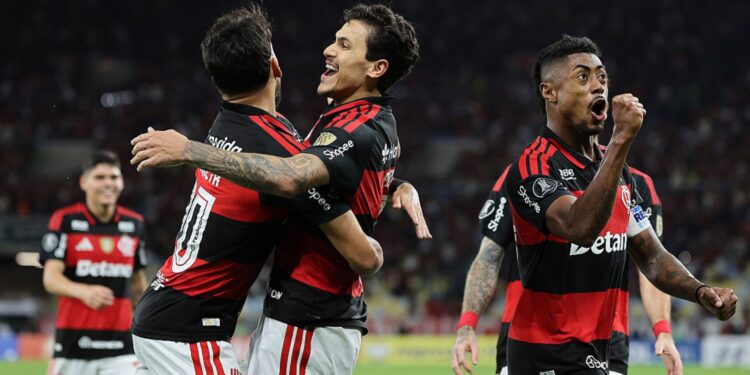 Jogadores do Flamengo comemorando gol