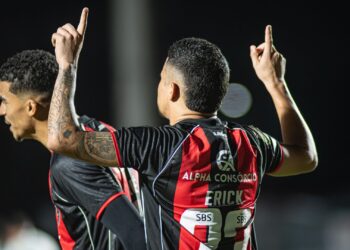 Erick comemorando gol do Vitória