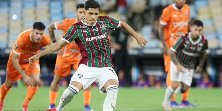 Lance do jogo entre Fluminense e Deportivo La Guaira