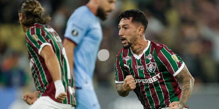 Lucho Acosta comemorando gol pelo Fluminense