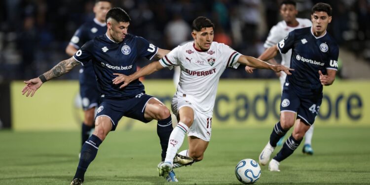 Lance do jogo entre Independiente Rivadavia e Fluminense