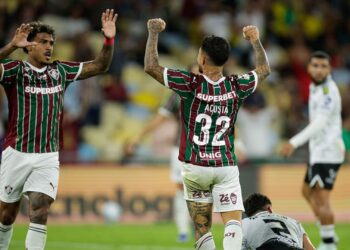 Jogadores do Fluminense comemorando gol