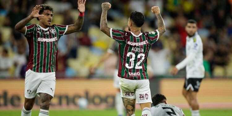 Jogadores do Fluminense comemorando gol
