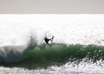 Italo Ferreira surfando em Raglan