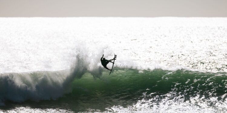 Italo Ferreira surfando em Raglan
