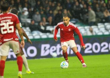 Lance do jogo entre Coritiba e Internacional