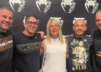 CEO do Iron Man MMA e sua esposa ao lado de André Vieira, da Venum, e a lendas Maurício Shogun e José Aldo — Foto: Divulgação