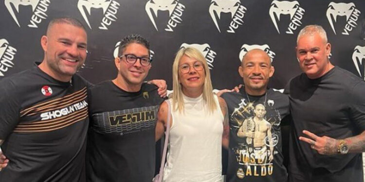 CEO do Iron Man MMA e sua esposa ao lado de André Vieira, da Venum, e a lendas Maurício Shogun e José Aldo — Foto: Divulgação