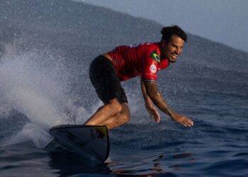 Italo Ferreira venceu a quarta etapa do Circuito Mundial da WSL e assumiu a liderança do ranking da temporada 2026.
