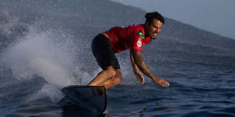 Italo Ferreira venceu a quarta etapa do Circuito Mundial da WSL e assumiu a liderança do ranking da temporada 2026.