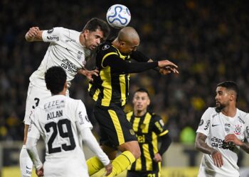 Lance do jogo entre Peñarol e Corinthians
