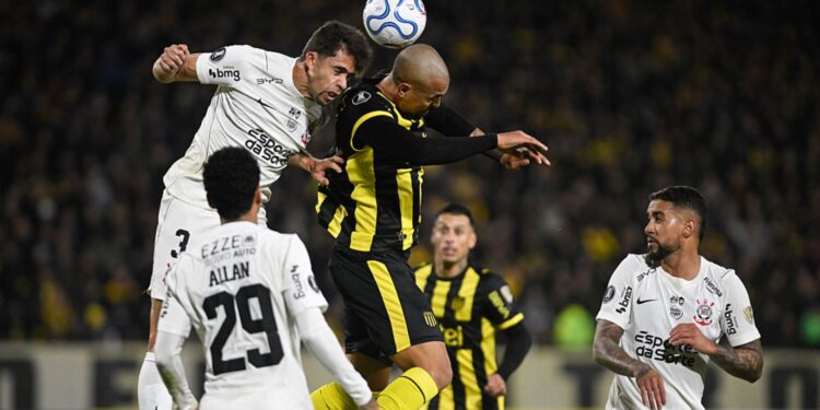 Lance do jogo entre Peñarol e Corinthians