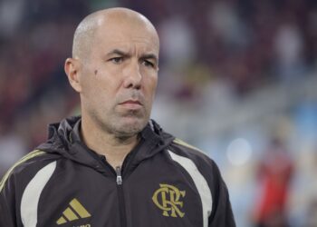 O técnico Leonardo Jardim virou alvo do STJD após questionar os critérios do árbitro Davi de Oliveira Lacerda durante a coletiva pós-jogo.