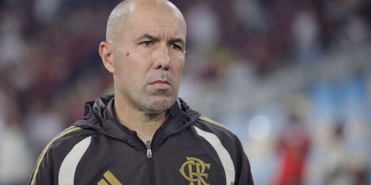O técnico Leonardo Jardim virou alvo do STJD após questionar os critérios do árbitro Davi de Oliveira Lacerda durante a coletiva pós-jogo.
