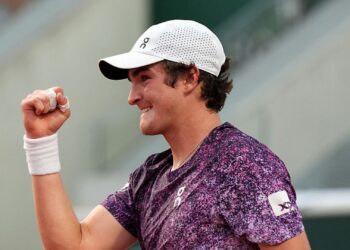 João Fonseca comemorando em Roland Garros
