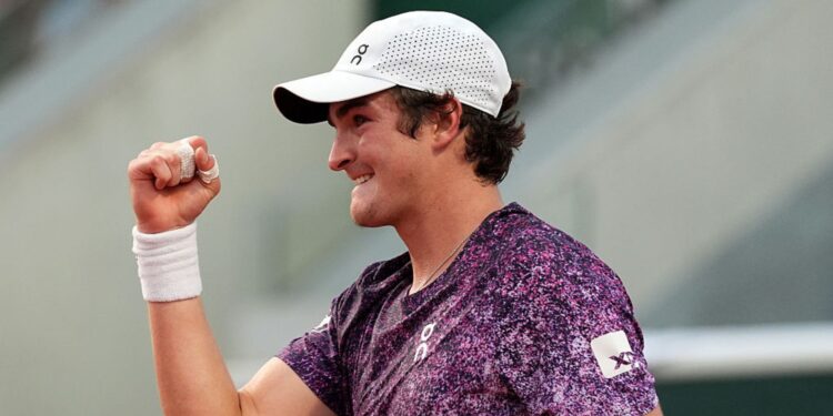 João Fonseca comemorando em Roland Garros
