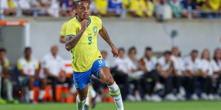 João Pedro durante jogo da Seleção Brasileira